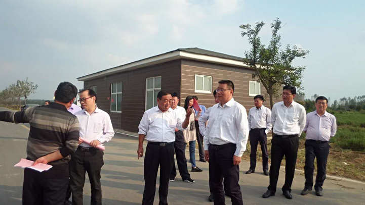 市政协主席汤涌,副主席张俊民一行深入花海核心区广印堂中药材种植